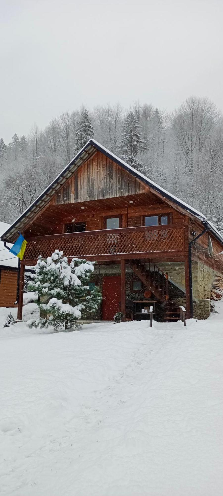 під горою